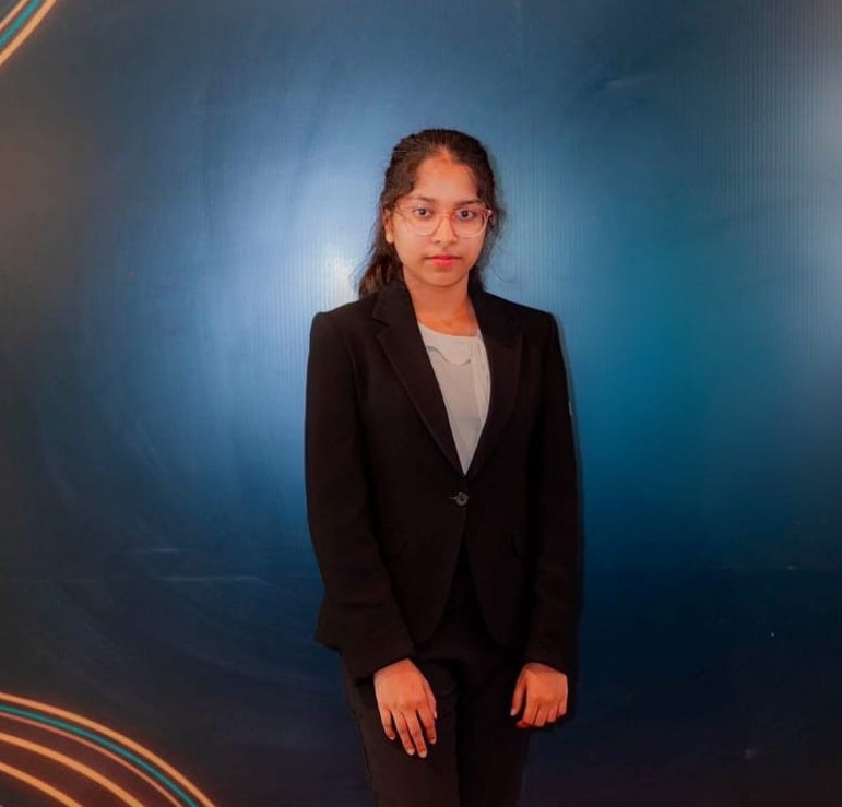 Portrait of Hasini Dikkumbura